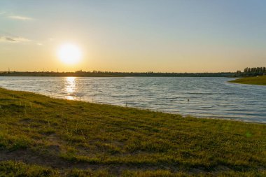 Güzel gün batımı. Seçici odaklı arkaplan ve metin için alanı kopyala.