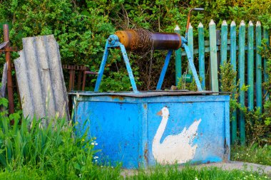 İçme suyuyla. Seçici odaklı arkaplan ve metin için alanı kopyala.