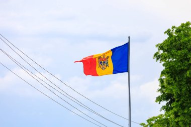 Moldova Cumhuriyeti 'nin bayrağı. Seçici odaklı arkaplan ve metin için alanı kopyala