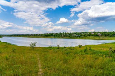 Göl ya da göl. Seçici odaklı arkaplan ve metin için alanı kopyala.