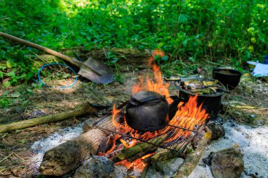 Kamp ateşinde çaydanlık. Kamp ya da yürüyüş. Seçici odak ve kopyalama alanı olan arkaplan