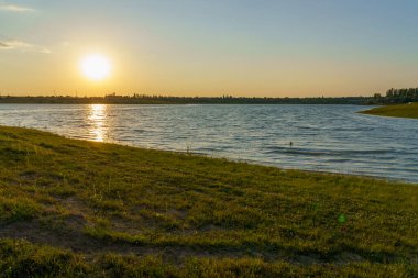 Güzel gün batımı. Seçici odaklı arkaplan ve metin için alanı kopyala.