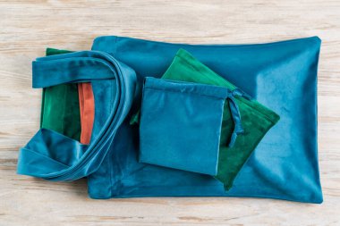 Kitaplar ve dizüstü bilgisayarlar için kadife kapaklar. Seçici odaklı arkaplan ve metin için alanı kopyala