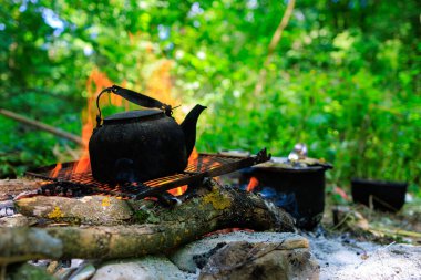 Kamp ateşinde çaydanlık. Kamp ya da yürüyüş. Seçici odak ve kopyalama alanı olan arkaplan