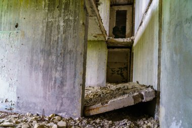 Çok katlı ve çok katlı bir binanın yıkılmış panel binası. Seçici odaklı arkaplan ve metin için alanı kopyala.