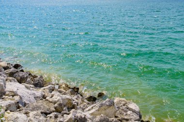 Taze bir rezervuarın kayalık kıyısı. Seçici odaklı arkaplan ve metin için alanı kopyala.