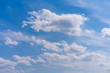 Güzel bir arkaplan ya da gökyüzünün arkaplanı. Tasarım için grafik kaynağı boş.