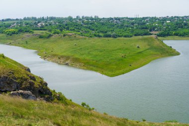Göl ya da göl. Seçici odaklı arkaplan ve metin için alanı kopyala.