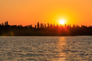 Güzel gün batımı. Seçici odaklı arkaplan ve metin için alanı kopyala.