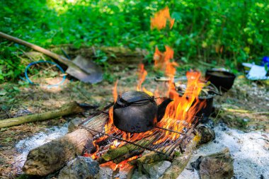 Kamp ateşinde çaydanlık. Kamp ya da yürüyüş. Seçici odak ve kopyalama alanı olan arkaplan