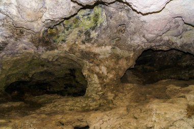 Karst mağarası. Seçici odaklı arkaplan ve metin için alanı kopyala.