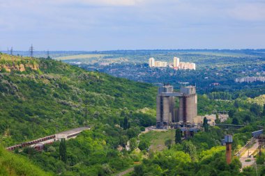 Bitki ya da fabrika. Çok güzel yeşil bir alanda sanayi bölgesi. Seçici odaklı arkaplan ve metin için alanı kopyala.