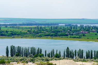 Sakin nehir. Seçici odaklı arkaplan ve metin için alanı kopyala.