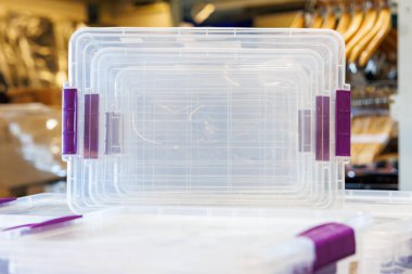 Plastik kaplar, alta odaklan. Seçici odaklı arkaplan ve metin için alanı kopyala