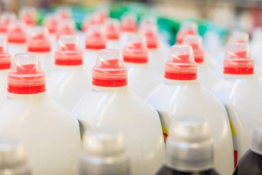 Metin için kopyalama alanı olan seçici odak noktasında Deterjan veya sıvı toz kapsülleri