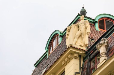 Şehrin mimarisinde çok eski heykeller var. Tarihsel ve kültürel miras. Seçici odak ve kopyalama alanı olan arkaplan