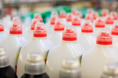 Metin için kopyalama alanı olan seçici odak noktasında Deterjan veya sıvı toz kapsülleri