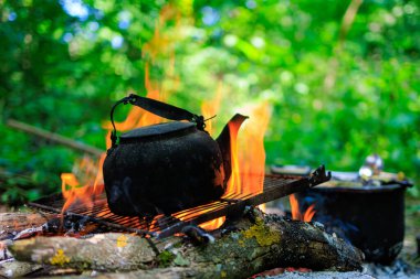 Kamp ateşinde çaydanlık. Kamp ya da yürüyüş. Seçici odak ve kopyalama alanı olan arkaplan