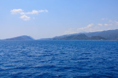 Denizden kayalık kıyı manzarası. Seçici odaklı arkaplan ve metin için alanı kopyala. Türkiye 'de Akdeniz. Popüler turistik yerler