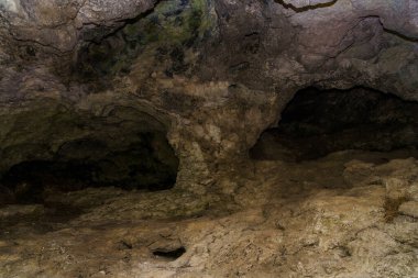 Karst mağarası. Seçici odaklı arkaplan ve metin için alanı kopyala.