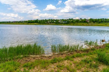 Göl ya da göl. Seçici odaklı arkaplan ve metin için alanı kopyala.