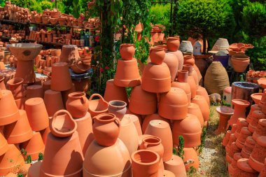 Çömlek üretiminde kullanılan kil ürünleri. Seçici odaklı arkaplan ve metin için alanı kopyala