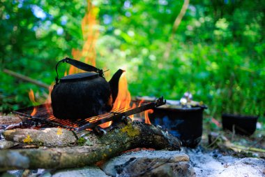 Kamp ateşinde çaydanlık. Kamp ya da yürüyüş. Seçici odak ve kopyalama alanı olan arkaplan