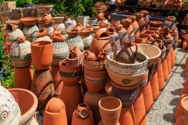 Çömlek üretiminde kullanılan kil ürünleri. Seçici odaklı arkaplan ve metin için alanı kopyala