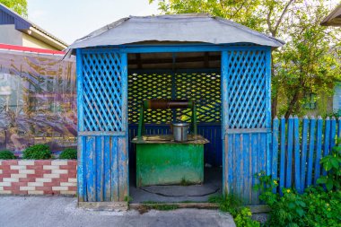 İçme suyuyla. Seçici odaklı arkaplan ve metin için alanı kopyala.