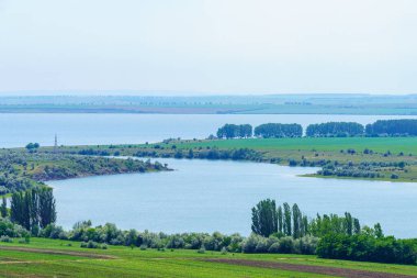Sakin nehir. Seçici odaklı arkaplan ve metin için alanı kopyala.
