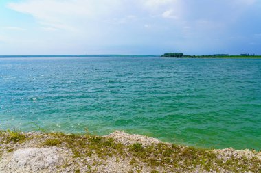 Taze bir rezervuarın kayalık kıyısı. Seçici odaklı arkaplan ve metin için alanı kopyala.