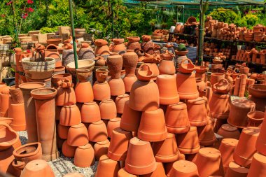 Çömlek üretiminde kullanılan kil ürünleri. Seçici odaklı arkaplan ve metin için alanı kopyala