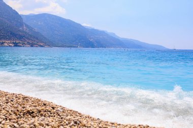 Oludeniz sahilinden deniz ve dağların manzarası, mavi göl. Mavi bayrağı olan en temiz sahil. Arkaplan