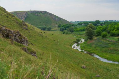 Hilly Vadisi. Seçici odaklı arkaplan ve metin için alanı kopyala.