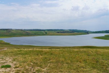 Göl ya da göl. Seçici odaklı arkaplan ve metin için alanı kopyala.