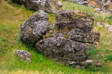 Rocky doğa. Seçici odaklı arkaplan ve metin için alanı kopyala.