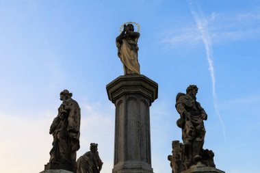 Şehrin mimarisinde çok eski heykeller var. Tarihsel ve kültürel miras. Seçici odak ve kopyalama alanı olan arkaplan