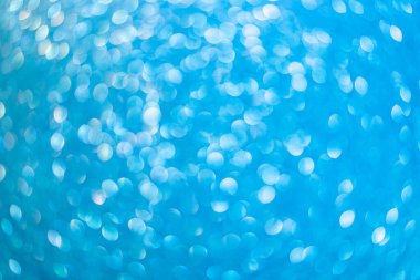 Bulanık arkaplan. Odaklanmamış fotoğraf merceğini geri ver. Arka plan bokeh. Tasarım boş. Tasarımcı için grafik kaynak. Canlı mavi.