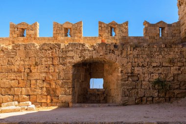 Eski bir kalenin duvarı, şehrin tahkimatı. Seçici odaklı arkaplan ve metin için alanı kopyala