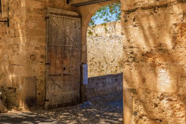 Antika ahşap kapı. Seçici odaklı arkaplan ve metin için alanı kopyala