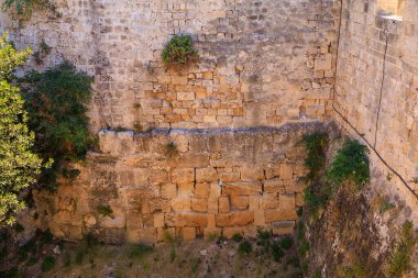 Eski bir kalenin duvarı, şehrin tahkimatı. Seçici odaklı arkaplan ve metin için alanı kopyala