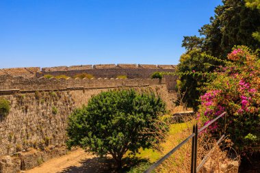 Antik kalenin etrafında kocaman bir hendek. Seçici odaklı arkaplan ve metin için alanı kopyala