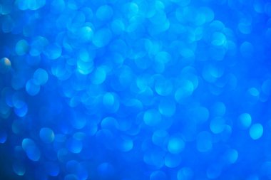 Bulanık arkaplan. Odaklanmamış fotoğraf merceğini geri ver. Arka plan bokeh. Tasarım boş. Tasarımcı için grafik kaynak. Soğuk ton.