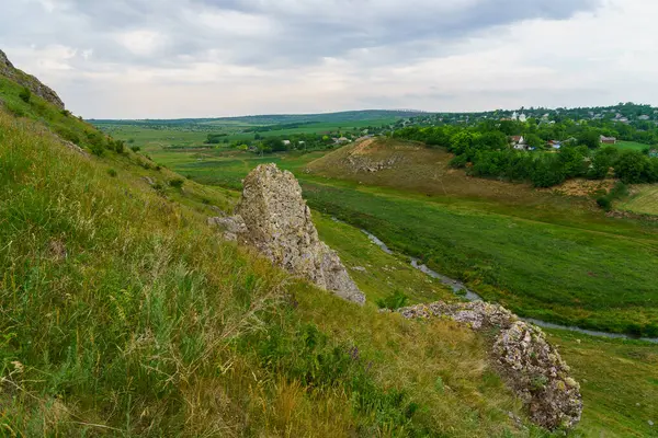 Hilly Vadisi. Seçici odaklı arkaplan ve metin için alanı kopyala.