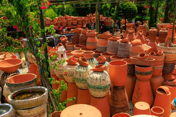 Çömlek üretiminde kullanılan kil ürünleri. Seçici odaklı arkaplan ve metin için alanı kopyala