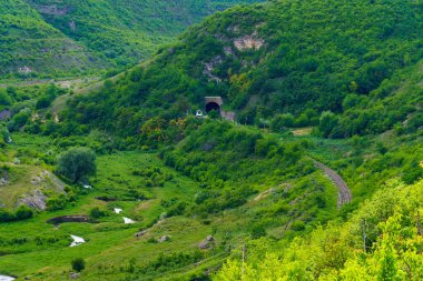 Demiryolu tüneli. Seçici odaklı arkaplan ve metin için alanı kopyala