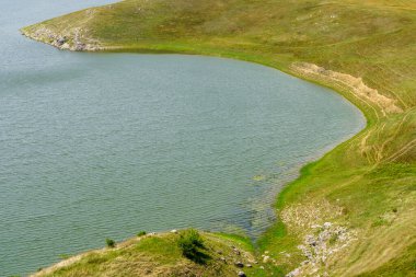 Göl ya da göl. Seçici odaklı arkaplan ve metin için alanı kopyala.