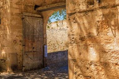 Antika ahşap kapı. Seçici odaklı arkaplan ve metin için alanı kopyala