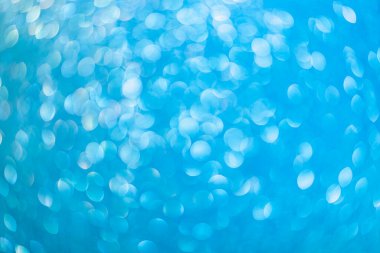 Bulanık arkaplan. Odaklanmamış fotoğraf merceğini geri ver. Arka plan bokeh. Tasarım boş. Tasarımcı için grafik kaynak. Canlı mavi.