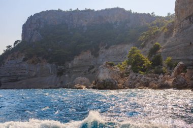 Denizden kayalık kıyı manzarası. Seçici odaklı arkaplan ve metin için alanı kopyala. Türkiye 'de Akdeniz. Popüler turistik yerler